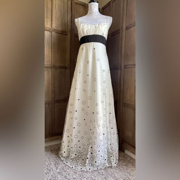 Black and White Prom Dress. - Picture 1 of 12